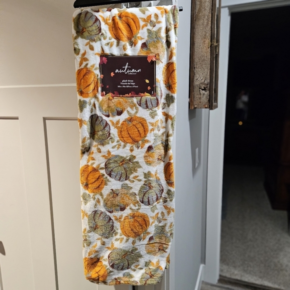 NWT Autumn plush blanket  pumpkins - Picture 1 of 4